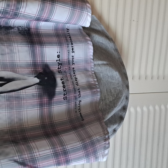 Sz S ( fits M) Sleeveless tank w pic of woman and plaid design below. Stretch - Picture 4 of 6